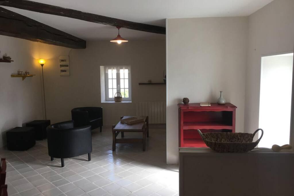Logement Independant Le Poulailler Proche Guedelon Треньи Экстерьер фото